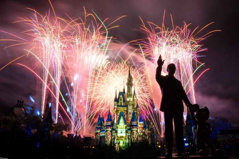 O Magic Kingdom fica todo decorado e tem uma programação especial para o fim de ano.