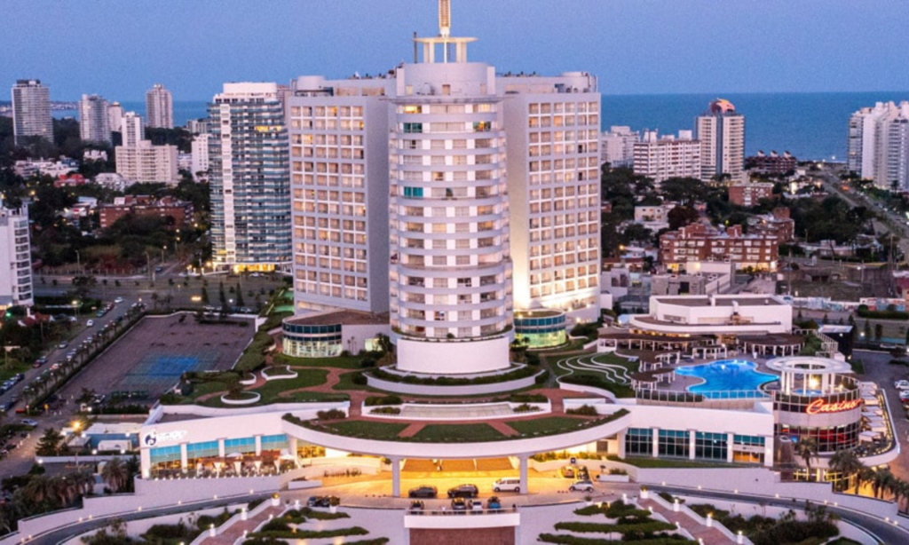 Vista do hotel Enjoy Punta del Este, parte da experiência do Punta Wine Trips.