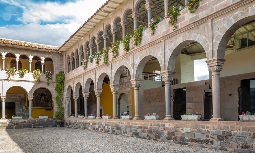 Pátio do Convento de Santo Domingo nas Ruínas Incas de Qoricancha - Cusco, Peru