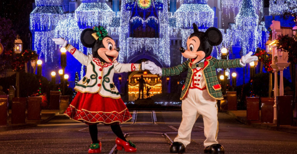 Conheça o Mickey, a Minnie e muitos outros personagens Disney na festa de Natal da Disney.