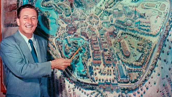 Walt Disney, em 1954, com o mapa do Disneyland Resort