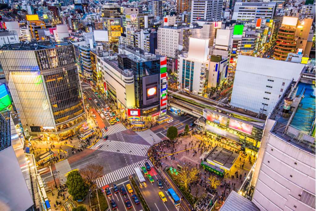 O famoso cruzamento no bairro de Shibuya, em Tóquio, no Japão.