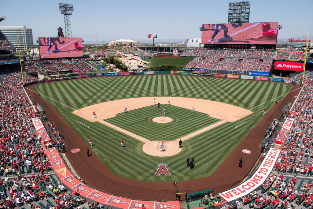 Assista a um jogo de beisebol no Angel Stadium em Anaheim.