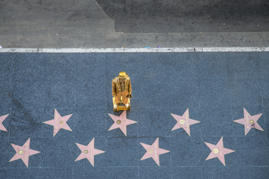 A icônica Calçada da Fama está localizada na Hollywood Boulevard.