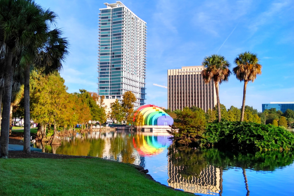 O Lago Eola, na região de Downtown Orlando.