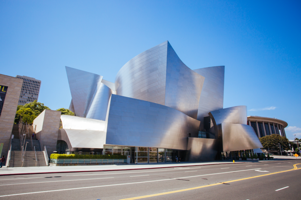 O Walt Disney Concert Hall é lar da Filarmônica de Los Angeles e foi desenhado pelo arquiteto Frank Gehry.