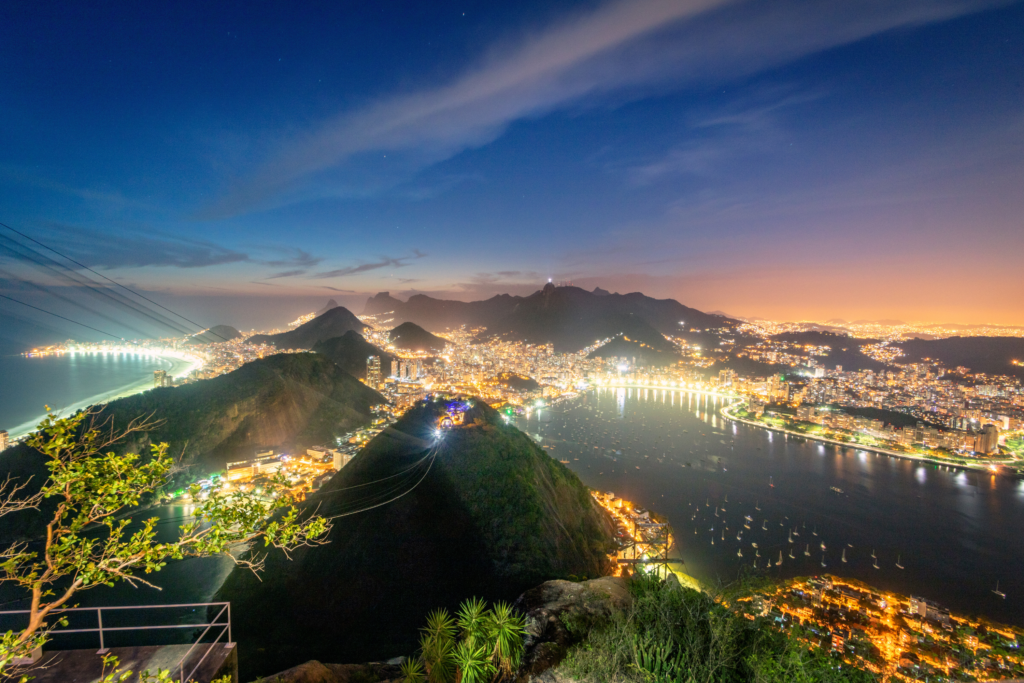 O Rio de Janeiro é um dos destinos mais tradicionais para o Réveillon no Brasil e no mundo.