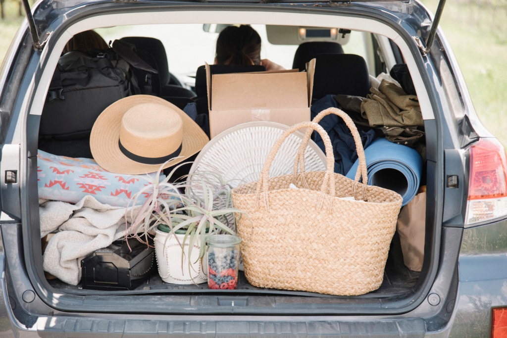 Um carro permite que você tenha muito mais espaço para carregar compras, malas e o que você desejar