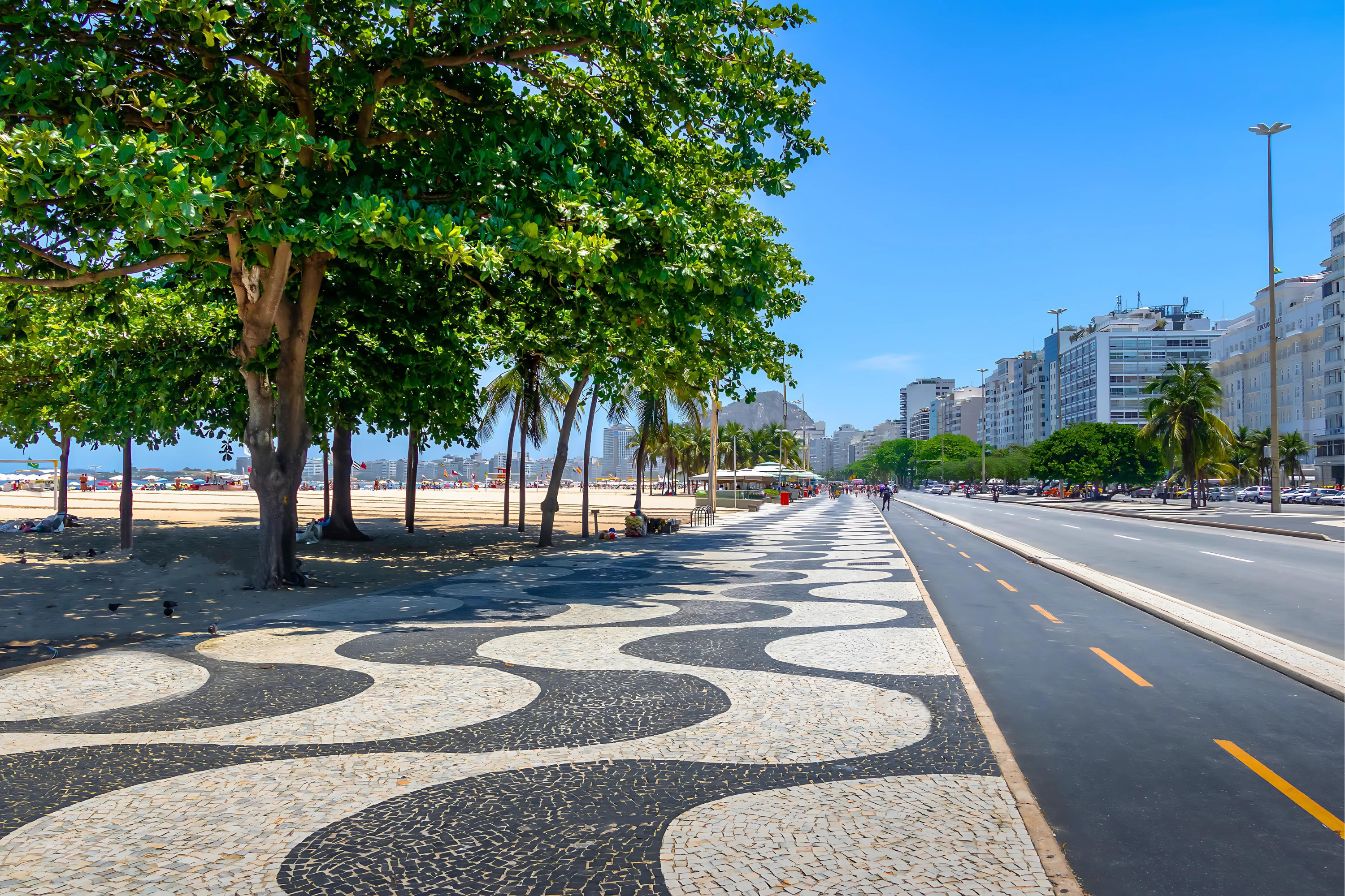 O icônico calçadão de Copacabana.