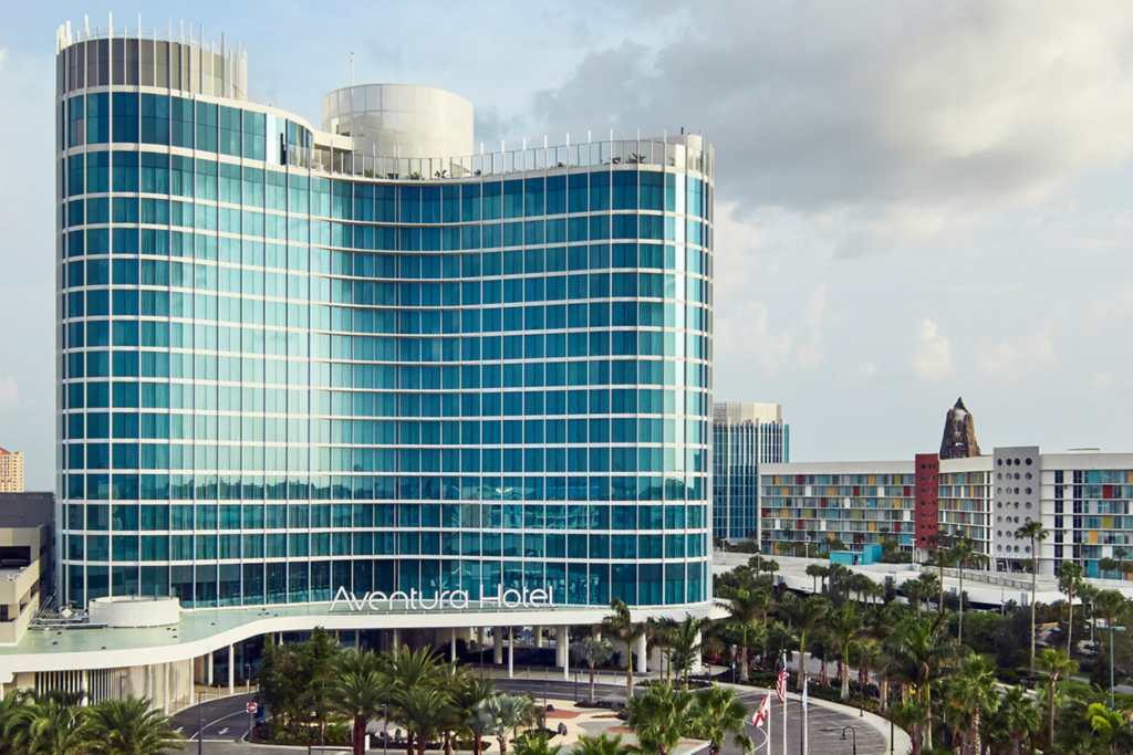 A fachada do Universal Aventura Hotel. Essa hospedagem faz parte da categoria econômica plus do Universal Orlando Resort.