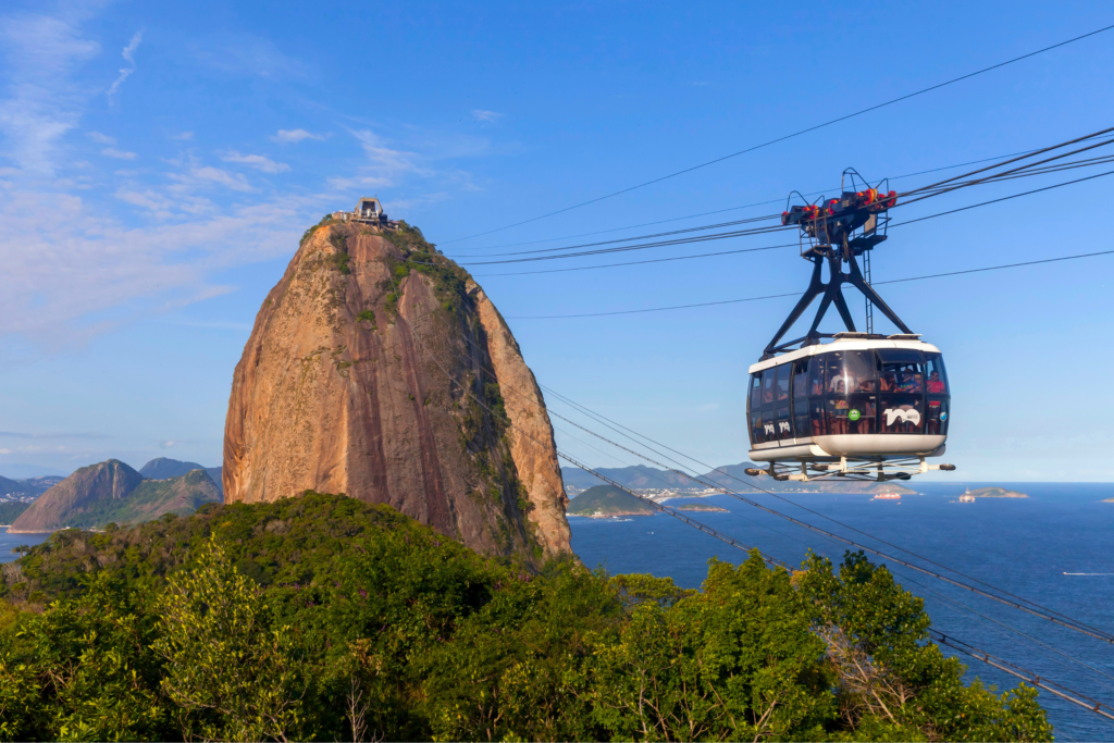 Um dos pontos turísticos imperdíveis é o Pão de Açúcar.