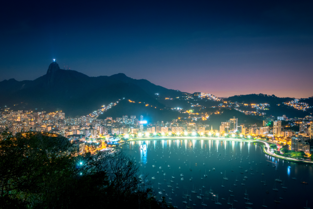 Explore a vida noturna do Rio de Janeiro.