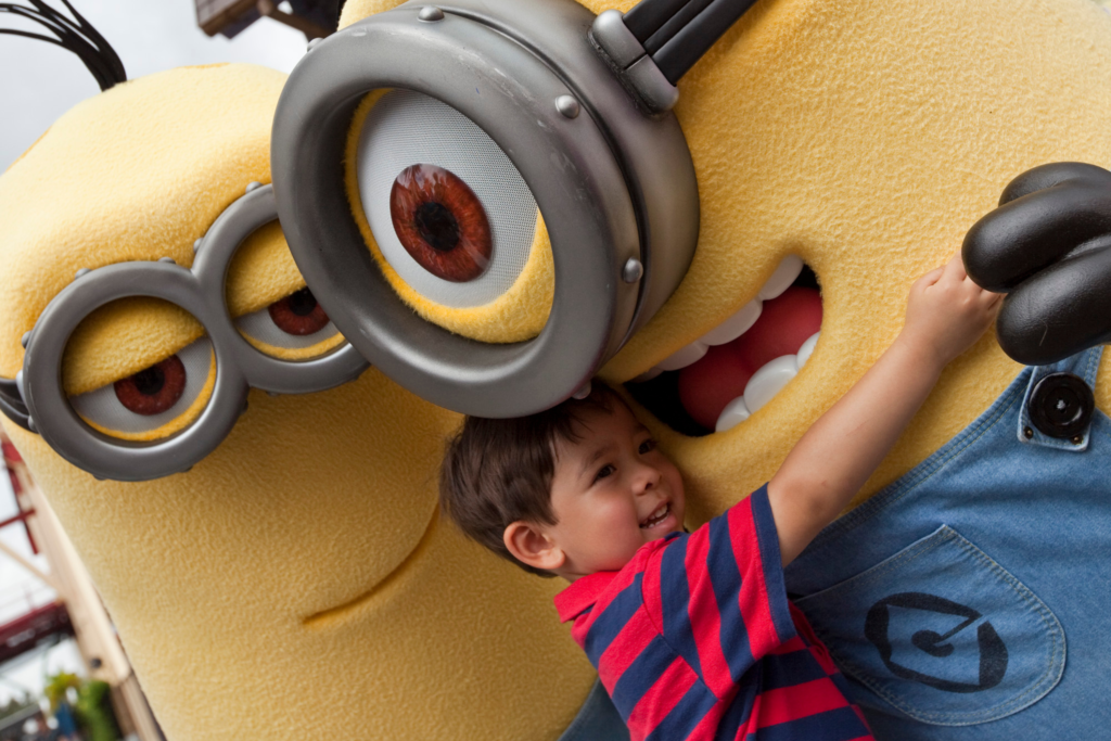 Despicable Me Minion Mayhem, no Universal Studios Florida tem altura mínima de 102 centímetros.