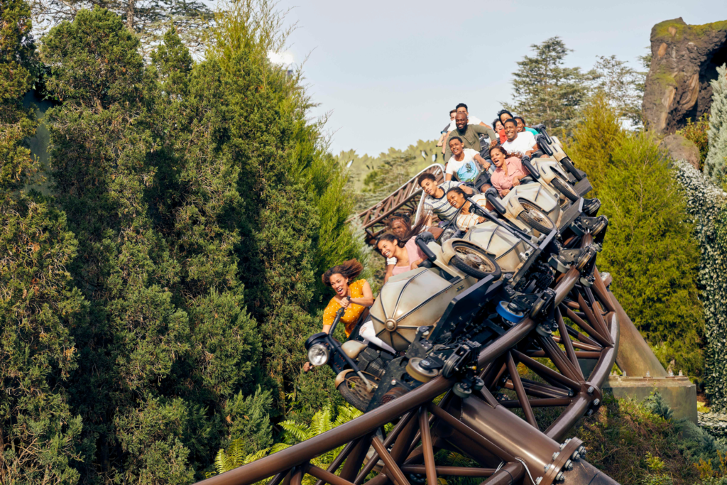 Suba na moto do Hagrid na atração Hagrid’s Magical Creatures Motorbike Adventure™.