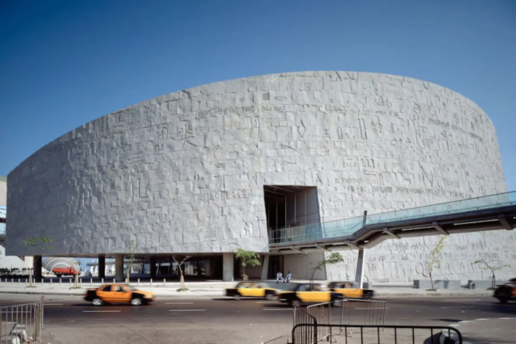 A Bibliotheca Alexandrina tem a forma arredondada para representar a fluidez do conhecimento.