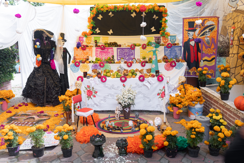 Um altar decorado para receber as almas dos entes queridos que já se foram.