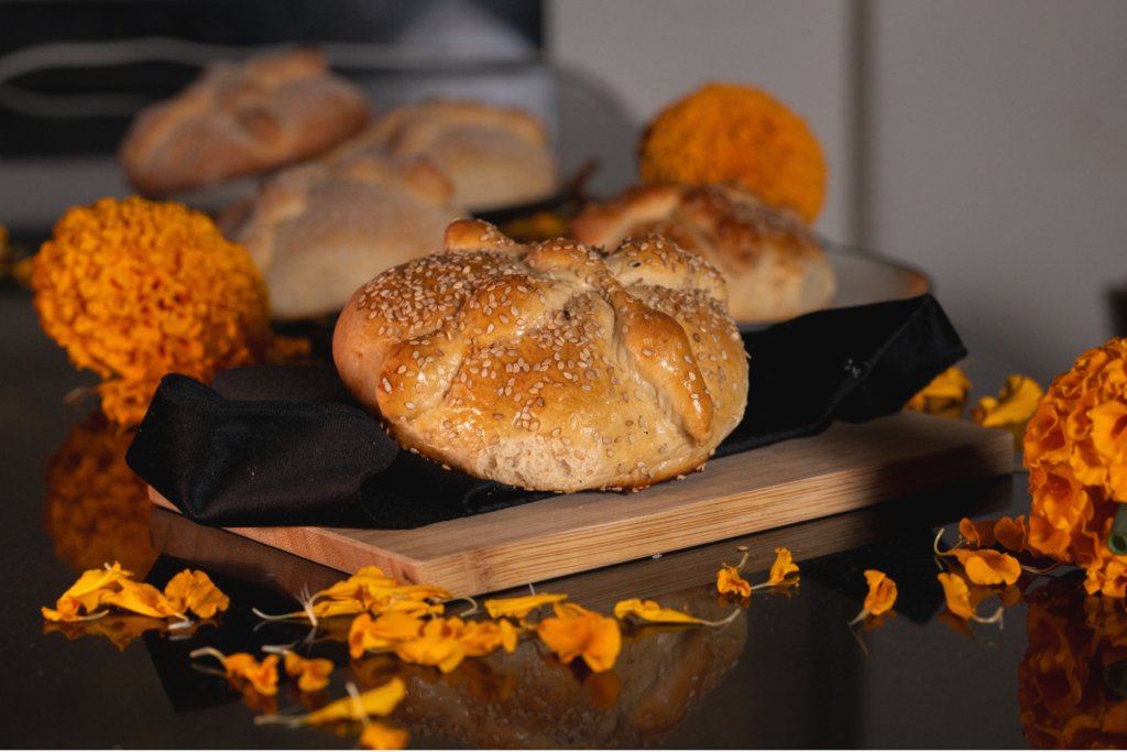 O pão dos mortos é um alimento tradicional no Dia dos Mortos.