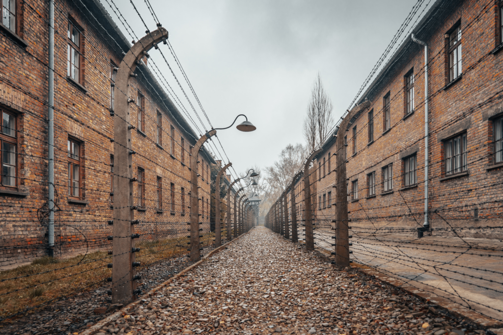 Conheça um pedaço triste da história européia numa visita a Auschwitz