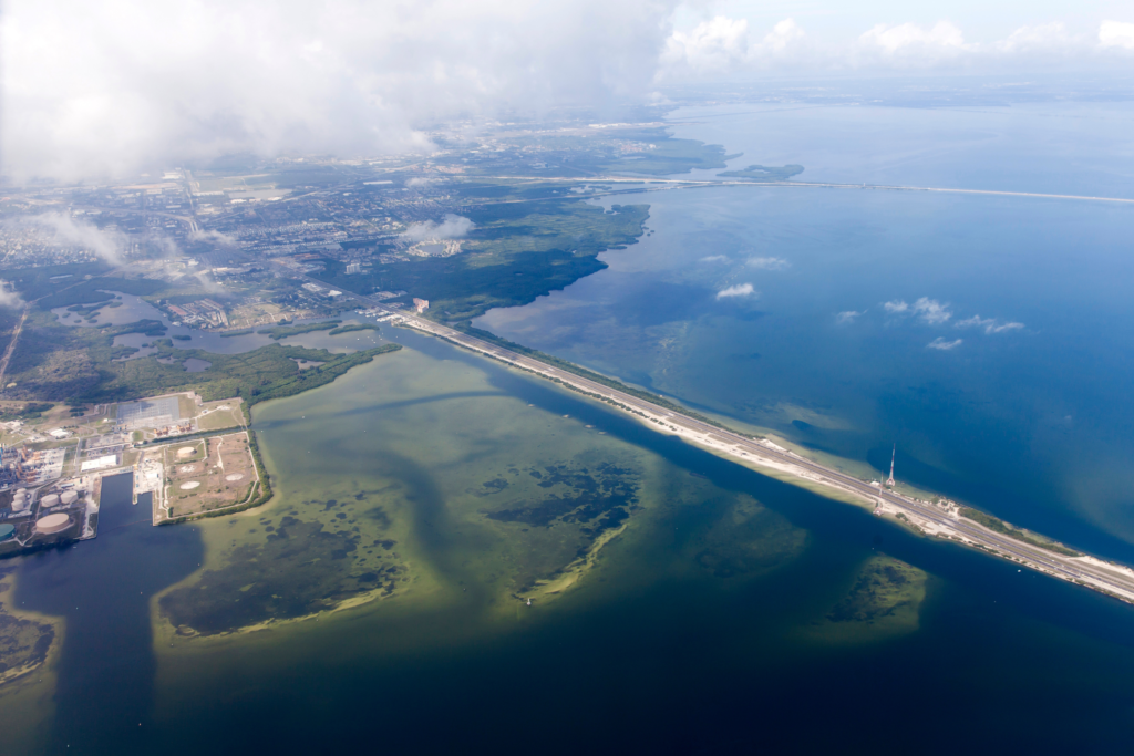 Vista aérea do aeroporto de Miami. No local, você retira o seu carro alugado.