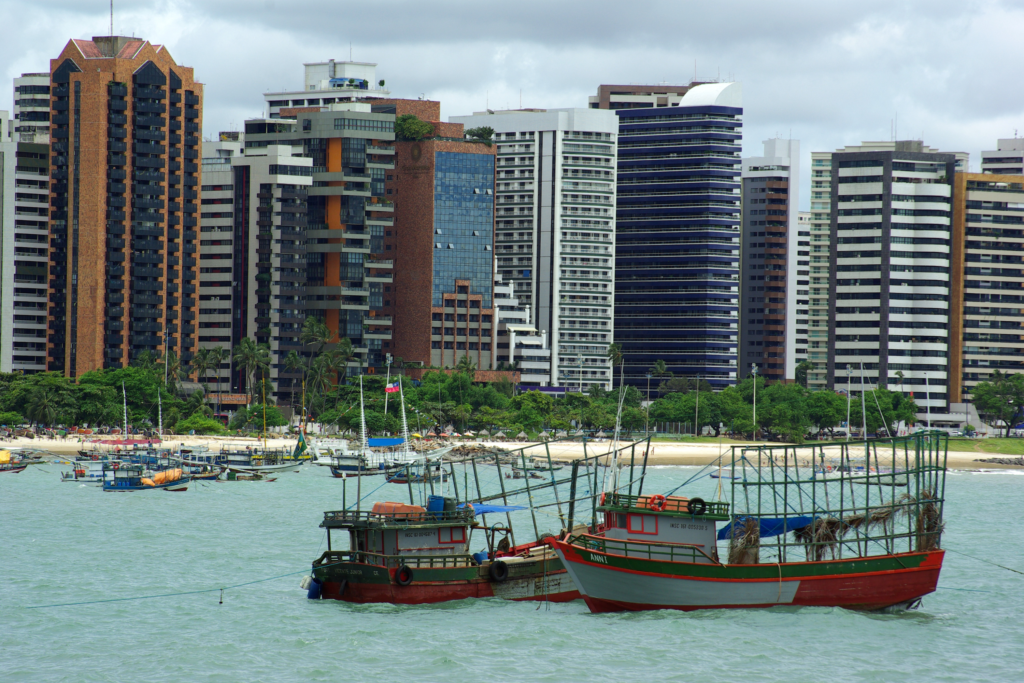 No Nordeste, Fortaleza desponta como um destino para quem gosta de calor e belas paisagens.