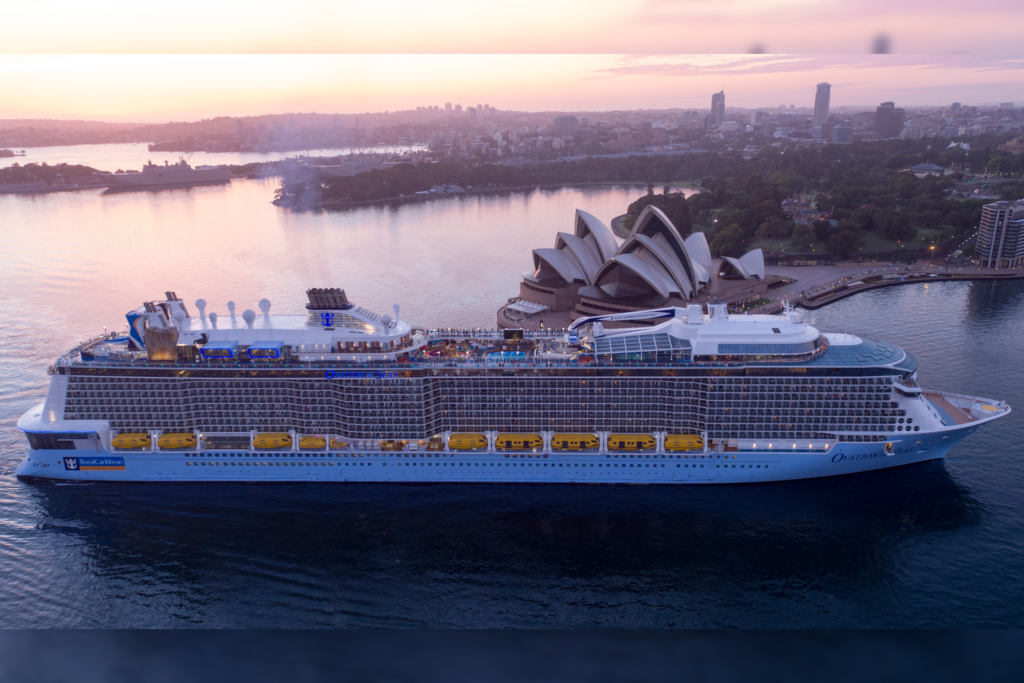 Dentro do Ovation of the Seas, robôs vão preparar a sua bebida enquanto você aproveita o melhor a bordo.