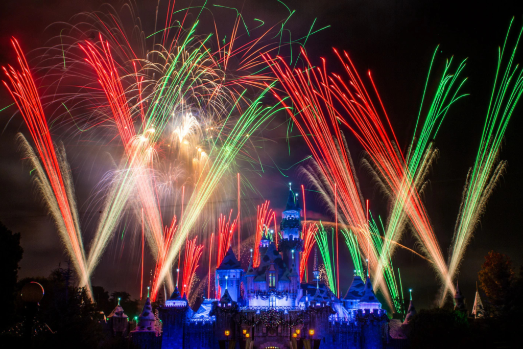 O Show de fogos "Believe...In Holiday Magic" é um evento que promete aquecer os corações neste Natal.