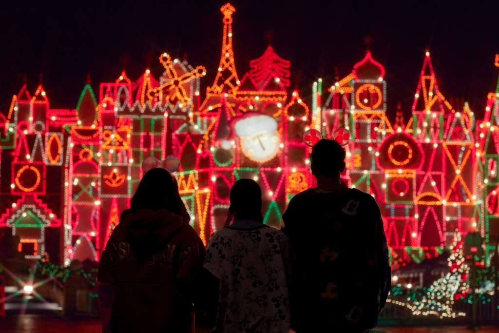 Não perca o “it's a small world” Holiday, no Disneyland Park.