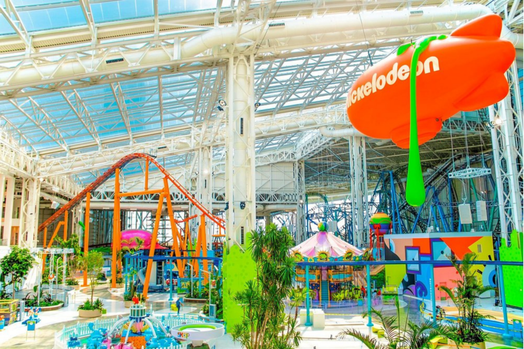 Divirta-se no no Nickelodeon Universe.