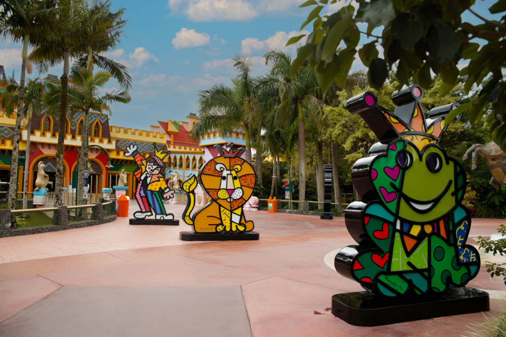 Confira uma exposição de obras ao ar livre do mundo do artista Romero Britto no Beto Carrero World.