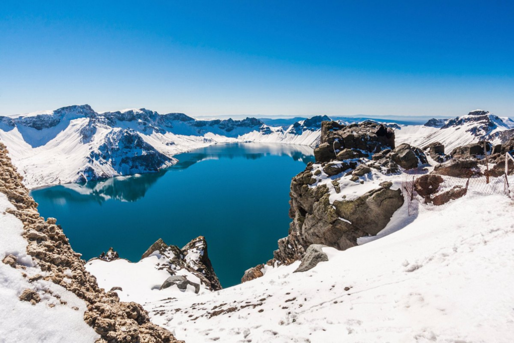 O lago Celestial é uma das atrações de Changbaishan, na China.