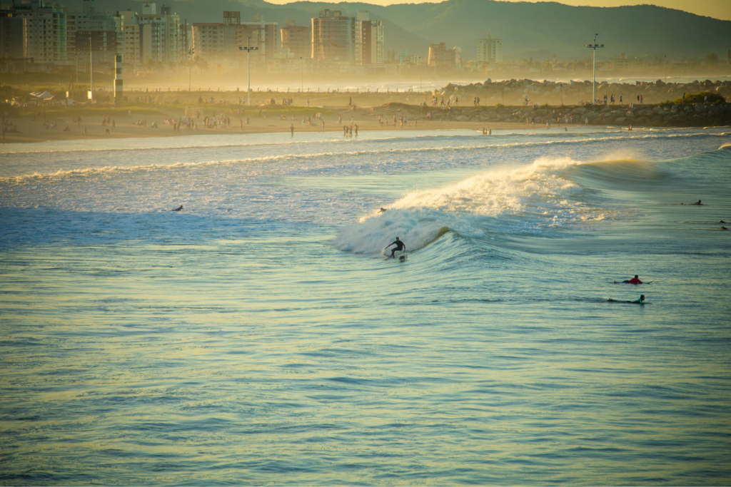 A Praia Brava, em Itajaí, é um lugar para quem gosta de surfar.