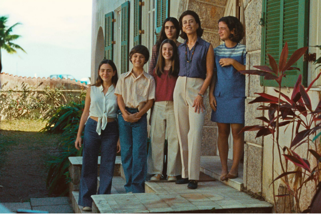 Cena do filme "Ainda Estou Aqui", protagonizado por Fernanda Torres.