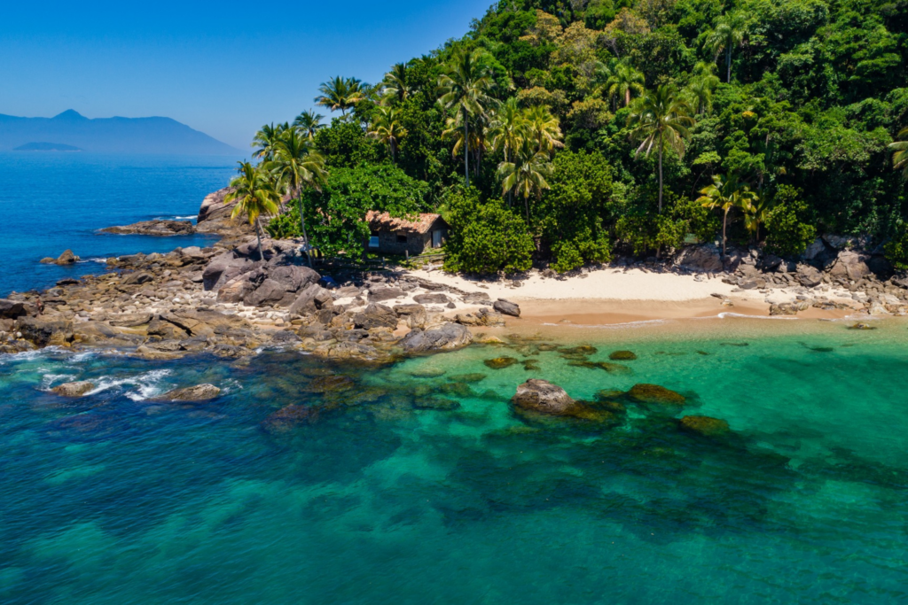 São Sebastião fica pertinho de Ilhabela e também oferece ótimas praias.