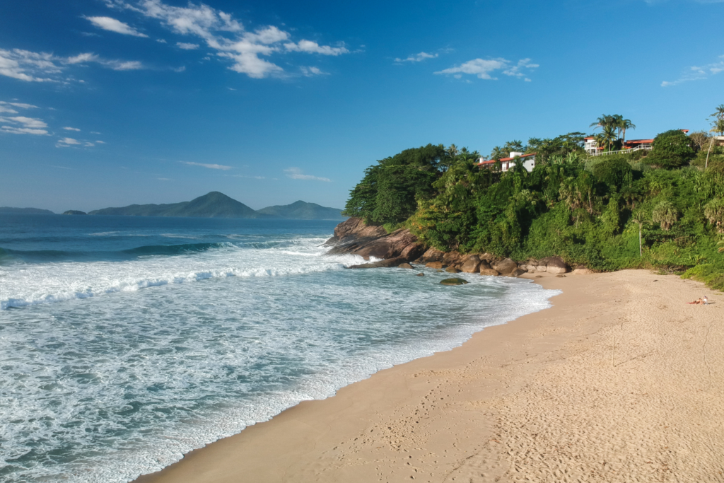 Entre as praias de São Paulo, Ubatuba é destaque por ser um destino para todos os perfis de viajantes.