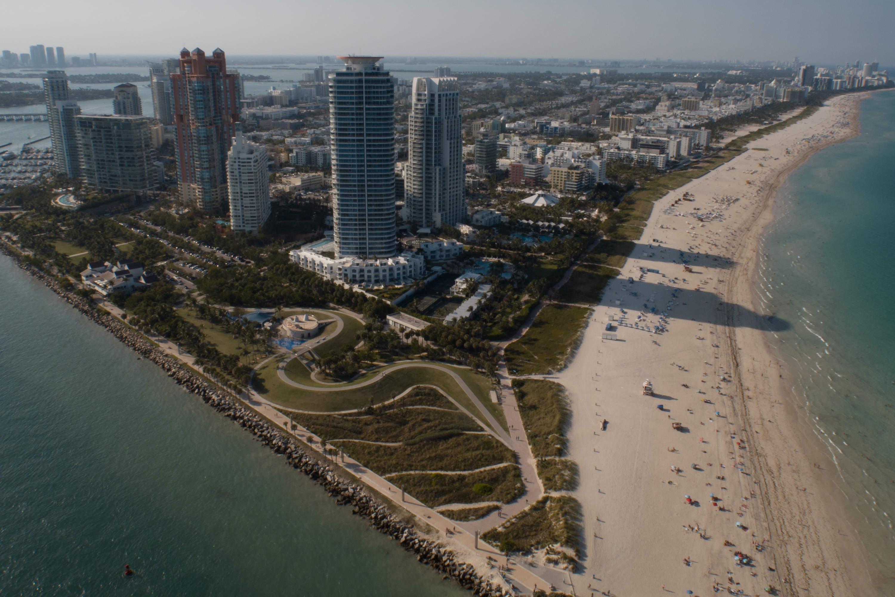 Caminhe com a família por South Pointe Beach.