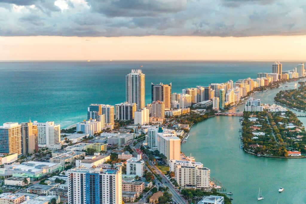 Sempre ensolarada, Miami sabe receber turistas durante todo o ano.