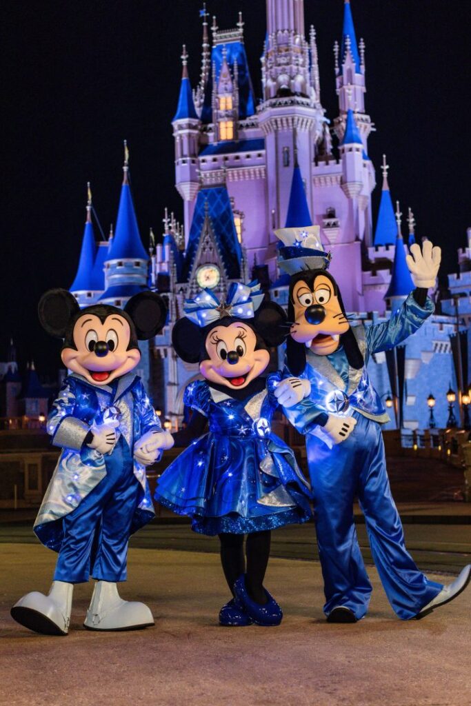 Novos trajes do Mickey e sua turma para o Disney Starlight.