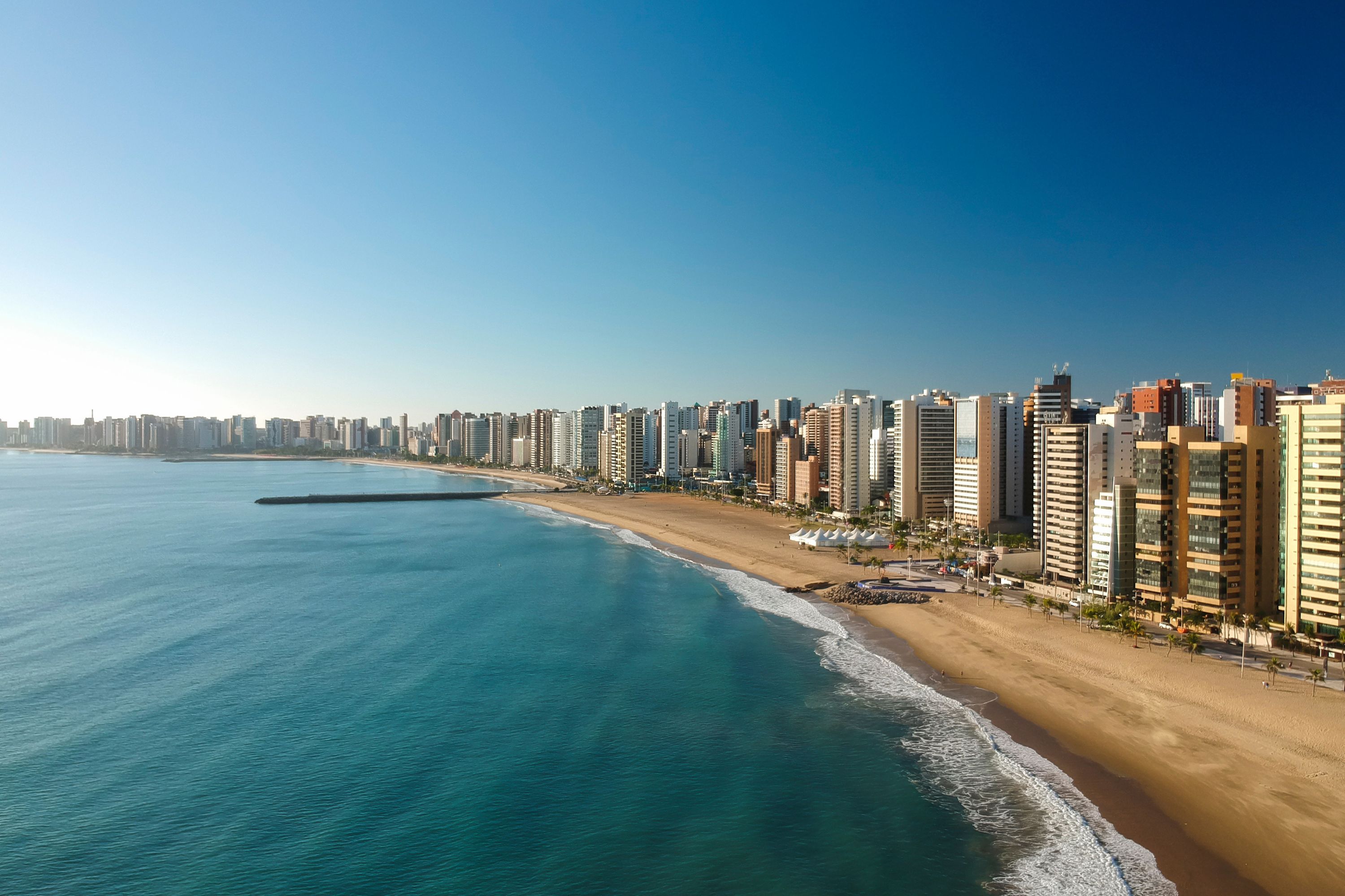 Fortaleza é um destino ensolarado e gostoso no litoral brasileiro.