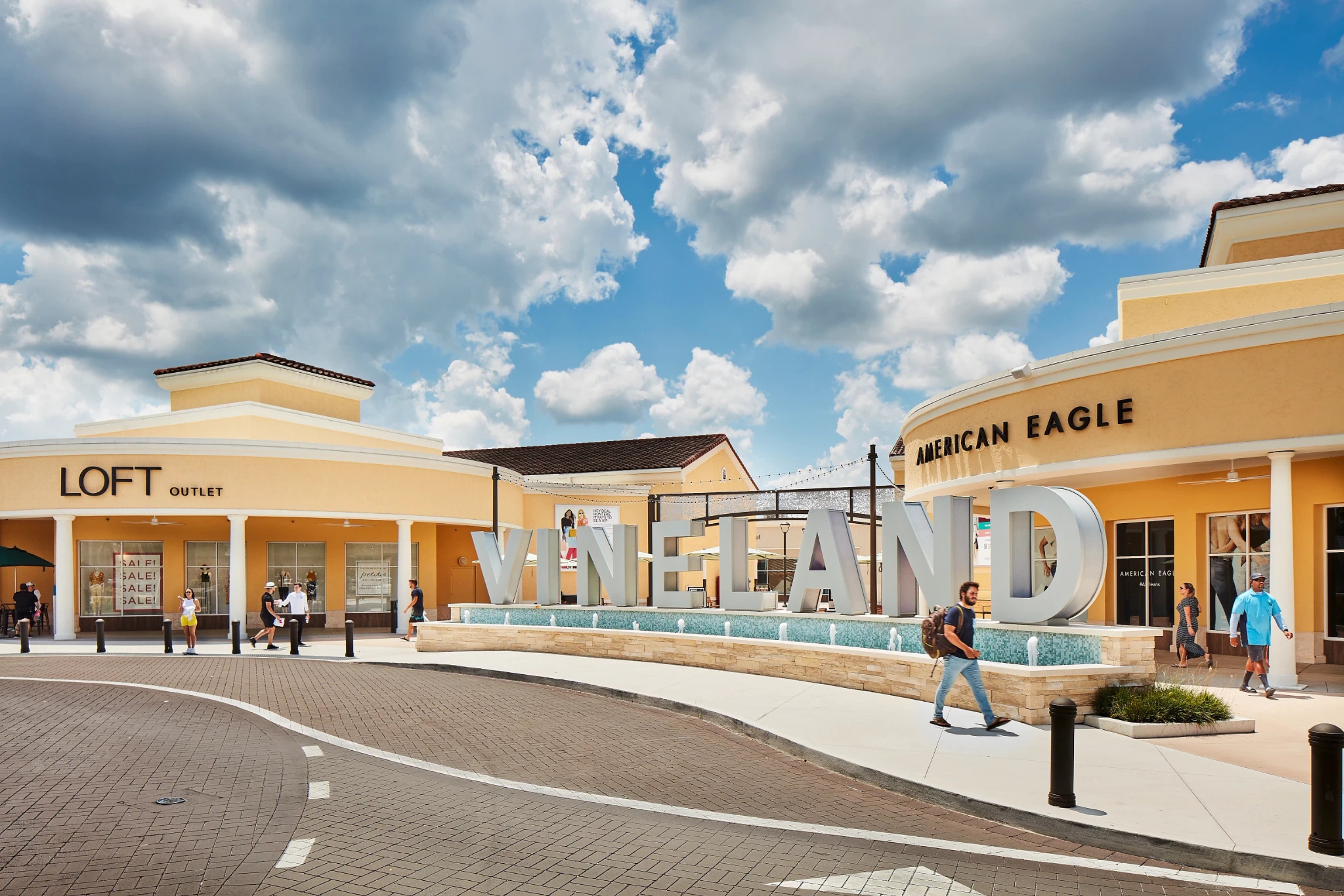 O Orlando Vineland Premium Outlets fica em uma das pontas da International Drive.