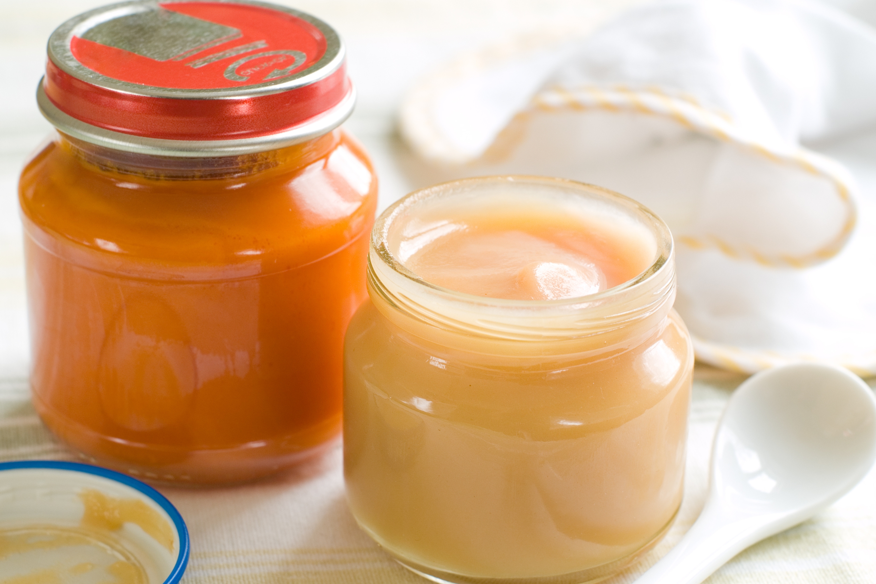 É permitido levar alimentos a bordo desde que sejam industrializados e estejam lacrados