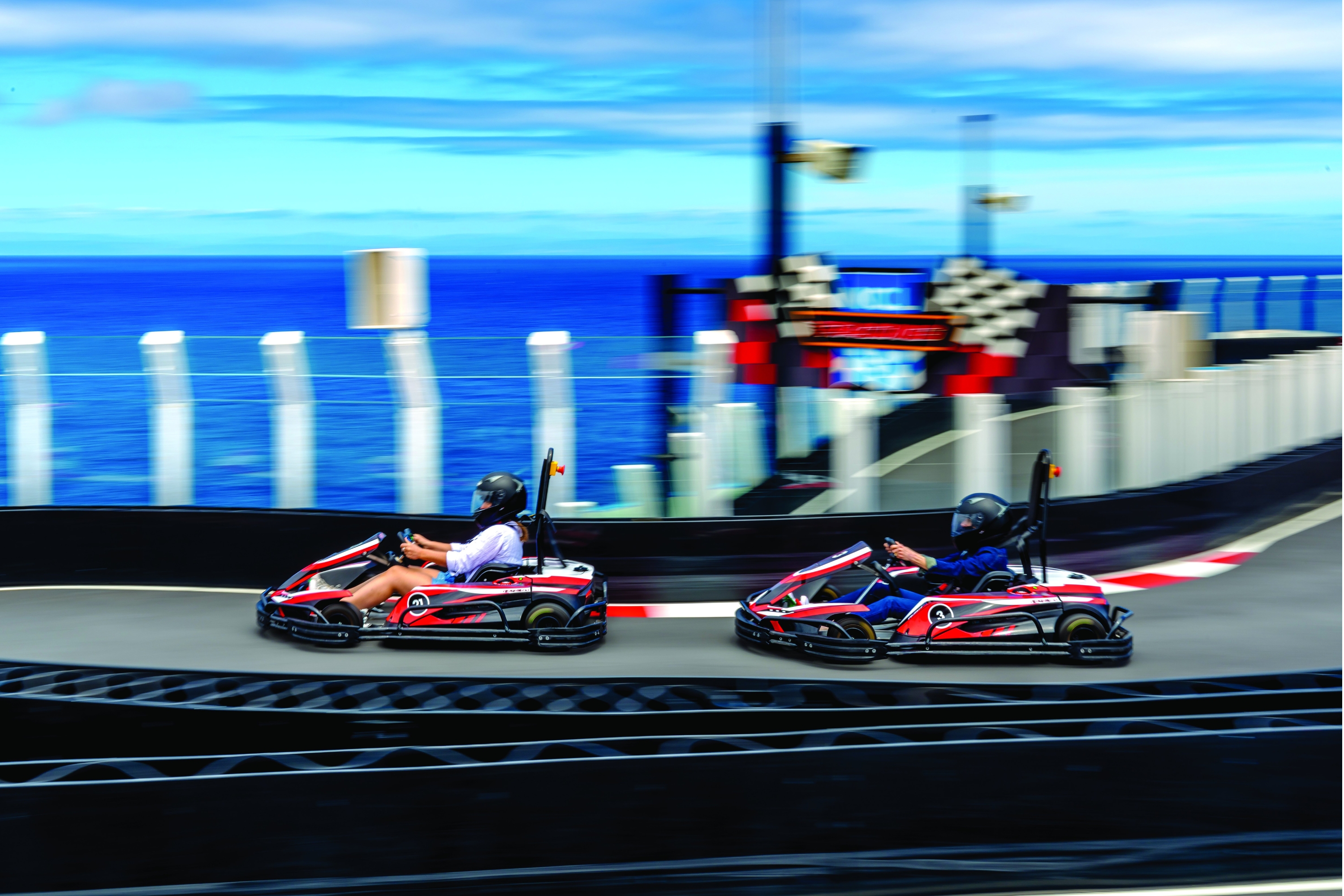 Os navios da Norwegian Cruise Line contam com pistas de kart.