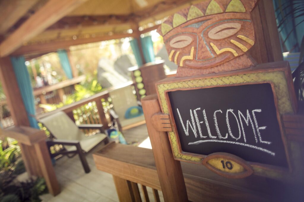 No Volcano Bay, você pode alugar toalhas, armários e até cabanas para ficar mais à vontade com a sua família.