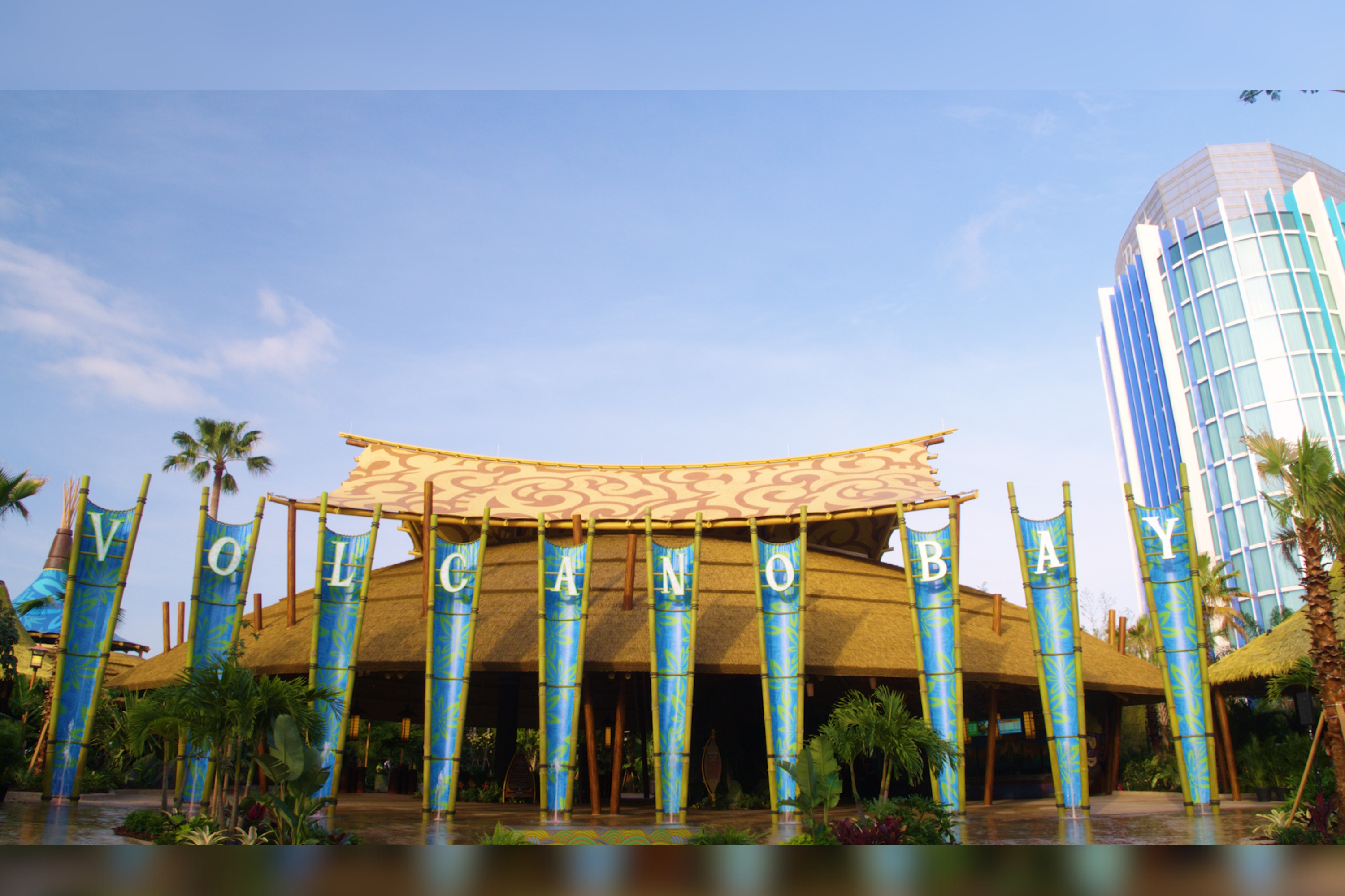 A mitologia do Volcano Bay envolve um relacionamento amoroso e um povo atrás de sua casa.