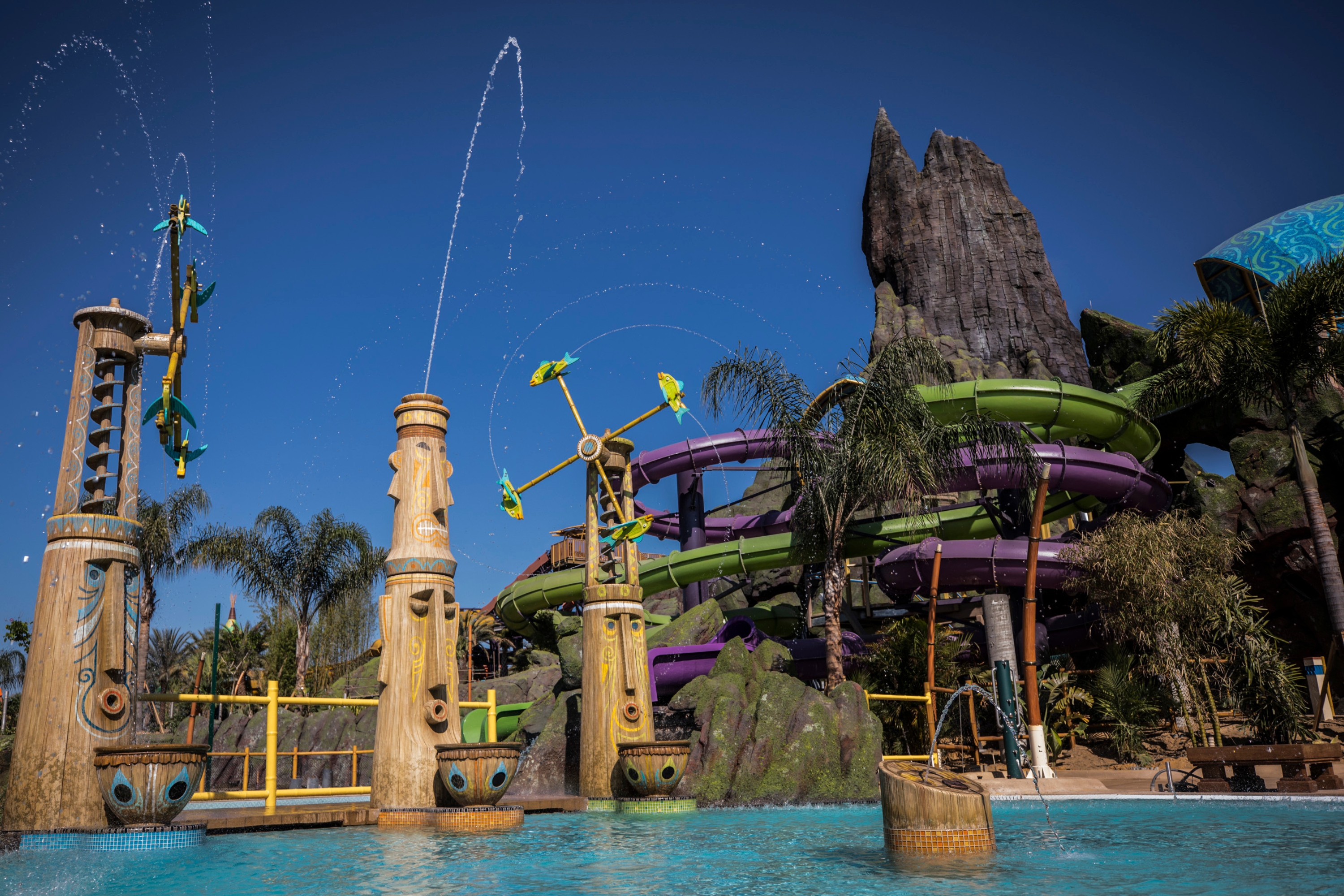 Na Rainforest Village, no Volcano Bay, o visitante encontra atrações para todas as idades.