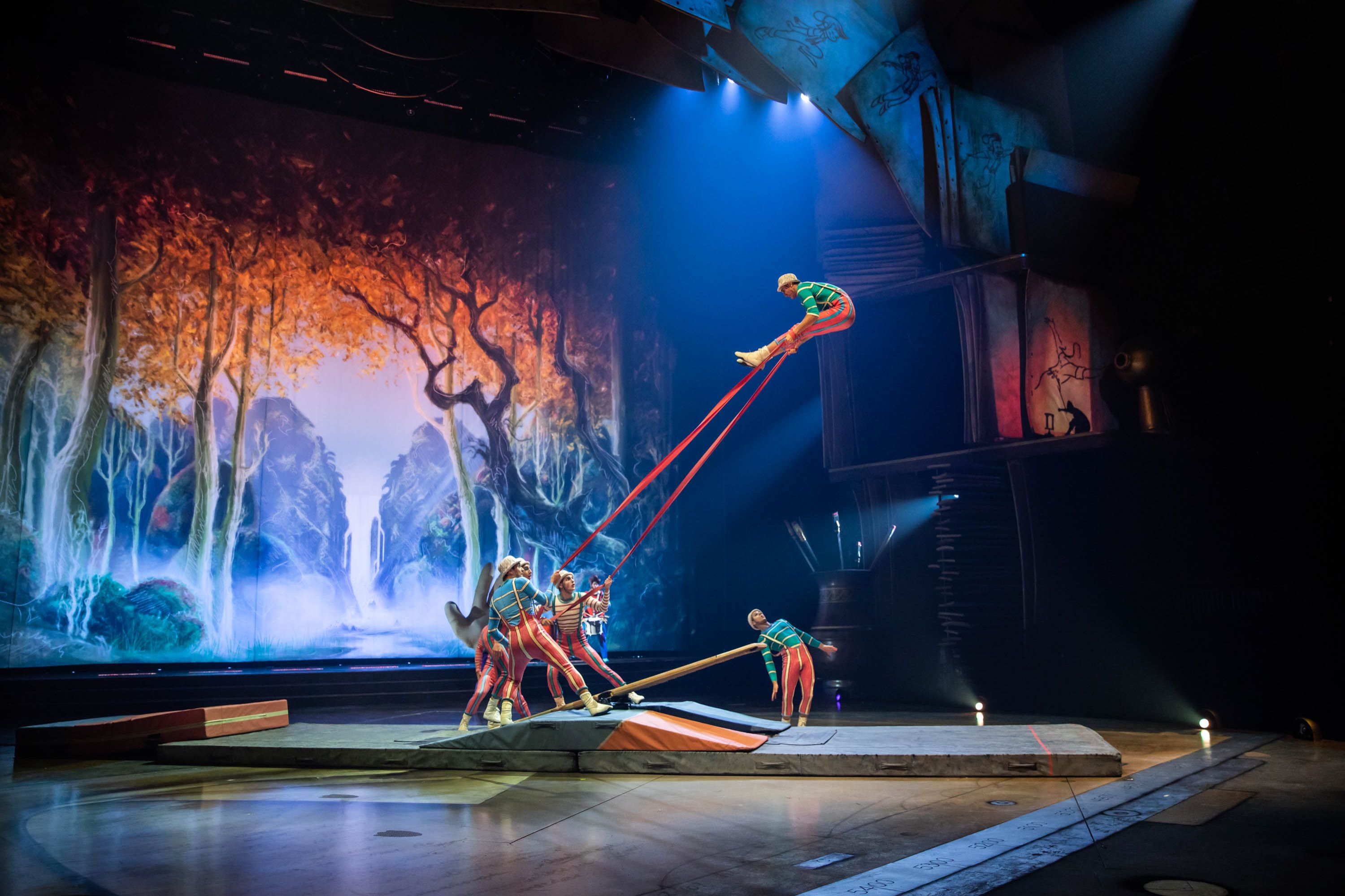 O espetáculo "Drawn to Life" reúne as acrobacias do Cirque du Soleil com o storytelling mágico da Disney.