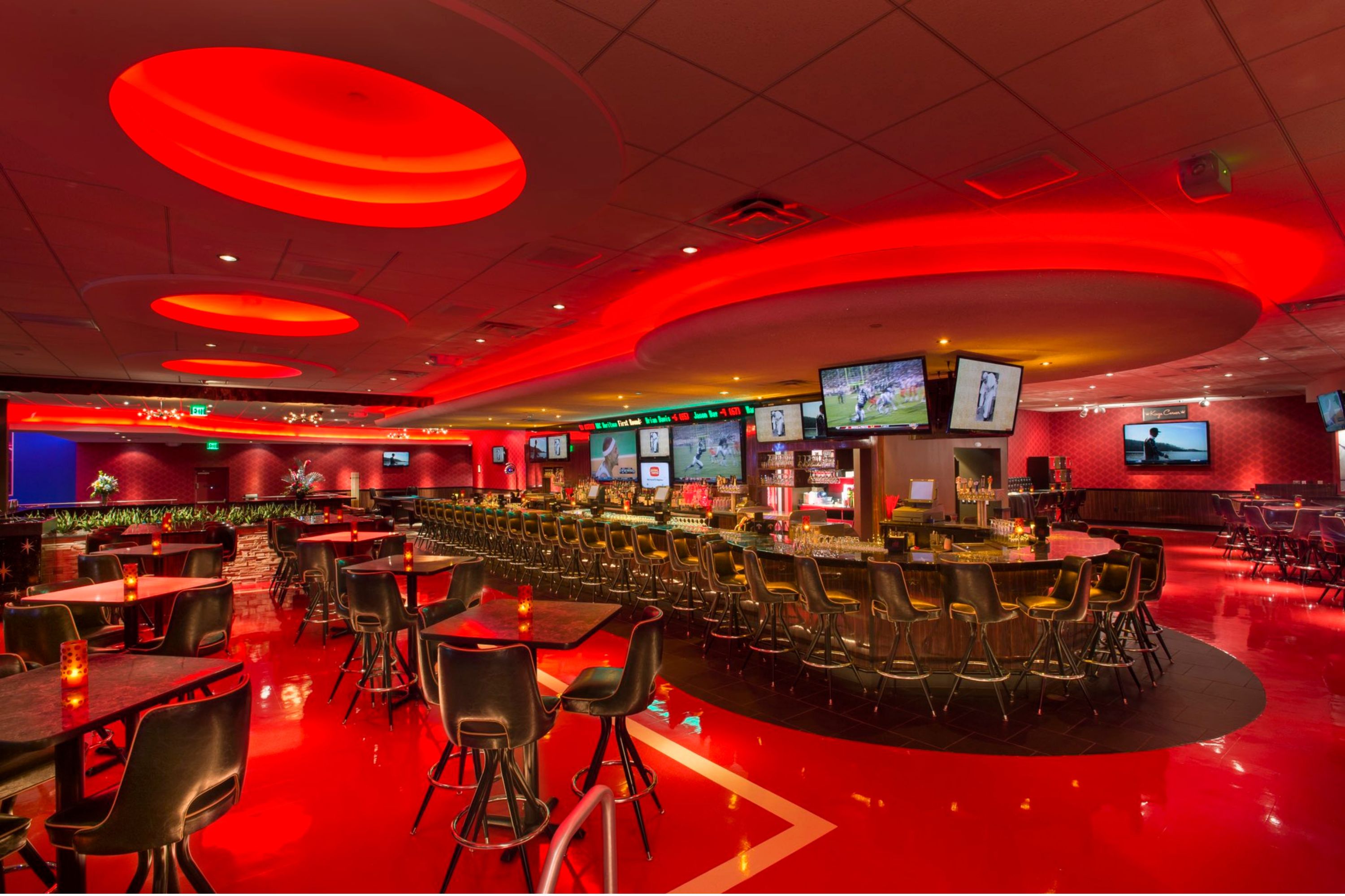 O Kings Dining & Entertainment oferece diversas opções de entretenimento, além de refeições deliciosas.
