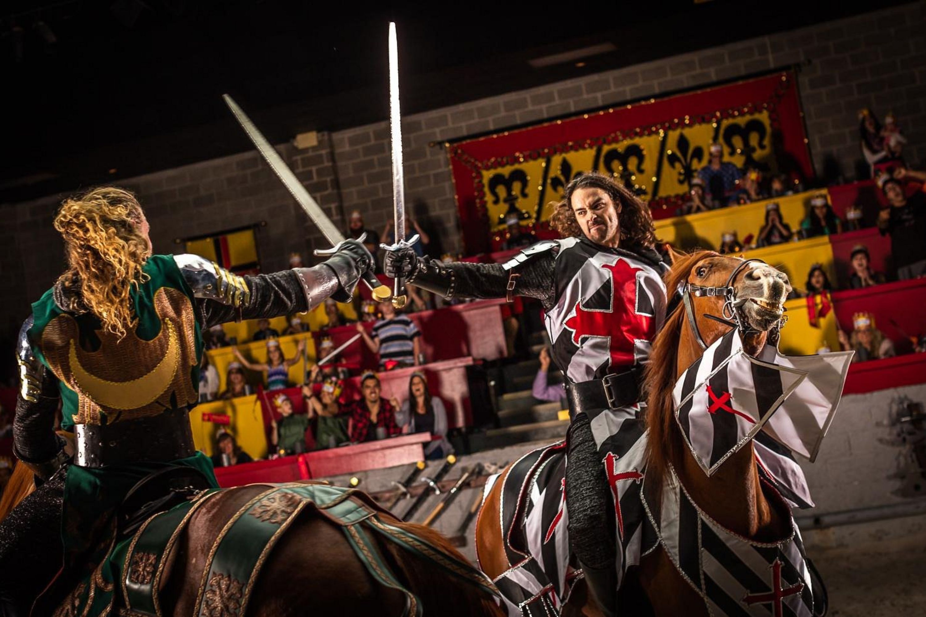 O Medieval Times é uma experiência que envolve um jantar medieval e uma disputa de cavaleiros.