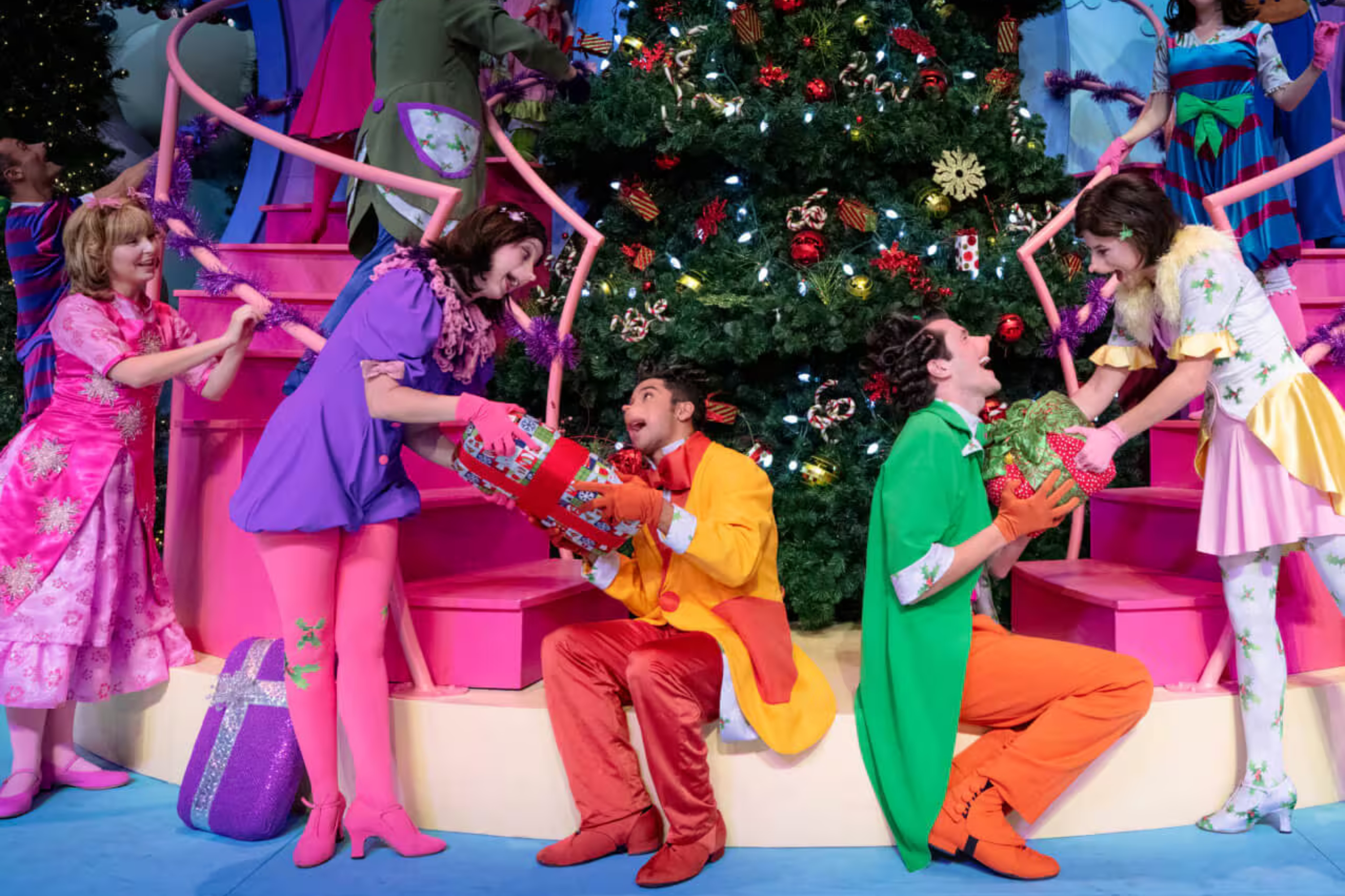 As festas de fim de ano ficam mais divertidas com o espetáculo de Natal do Grinch.