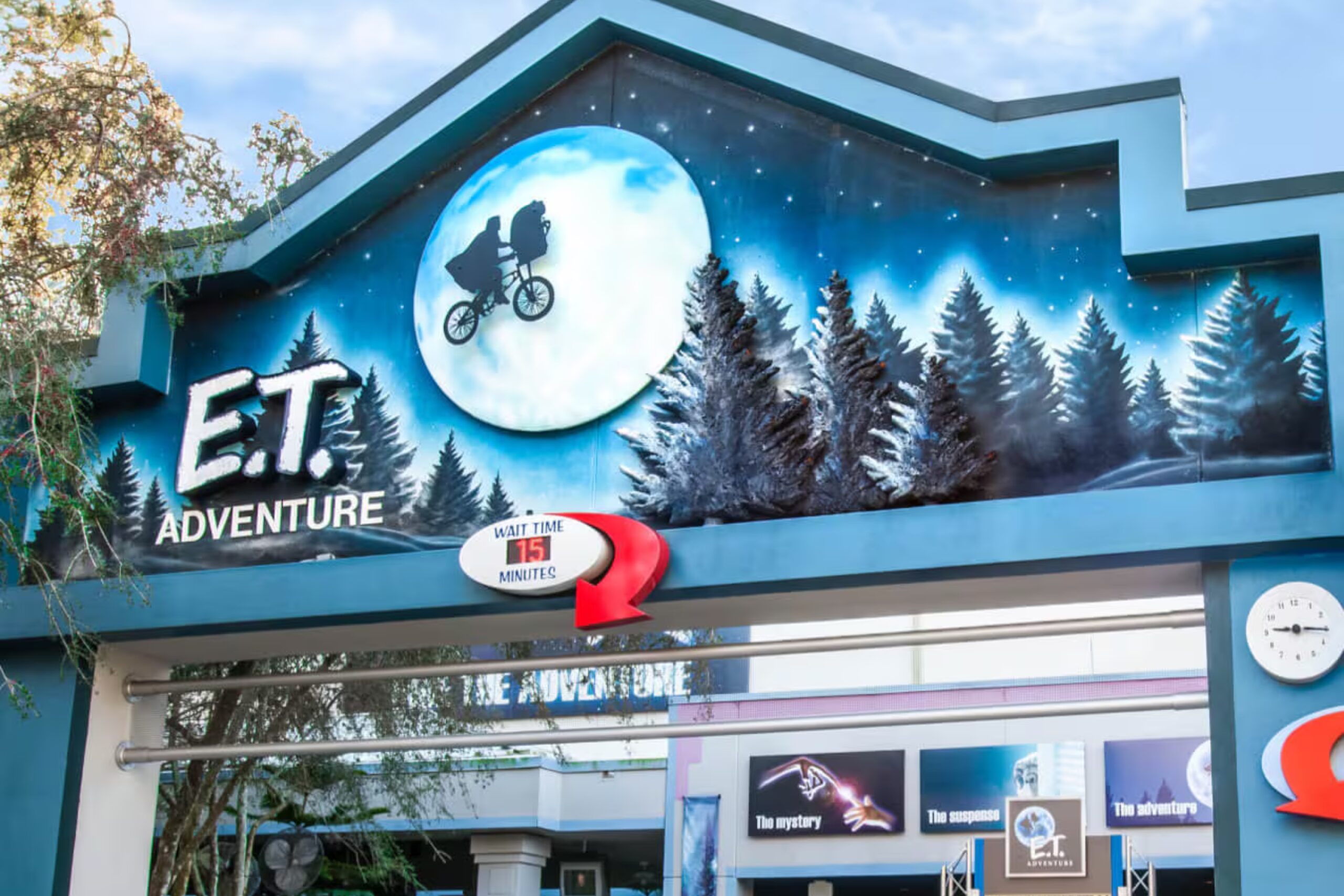 A área de Hollywood possui a única atração da abertura do parque, em 1990: E.T. Adventure.