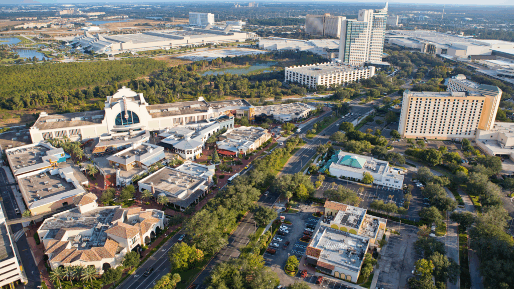 A International Drive possui hotéis, restaurantes, lojas, mercados e farmácias a poucos metros de distância, o que torna essa localização ideal para quem busca hospedagem em Orlando.